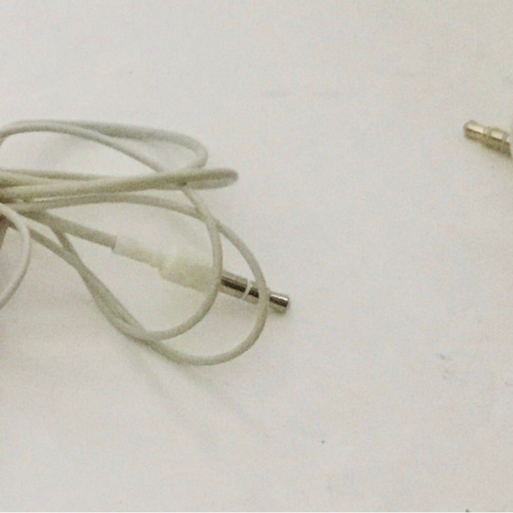 Wired earbuds headphones. Set of 2